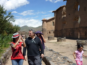 Architecture explanation at the Temple of the Sun in Raqchi on the tour from Cusco to Puno