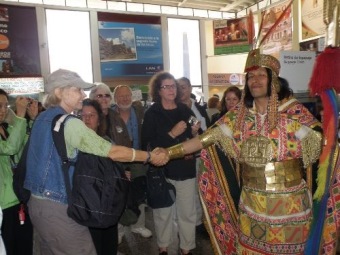 Recepción a los turistas en los terminales del Cusco