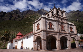 Feligreses visitan el santuario del Señor de Huanca