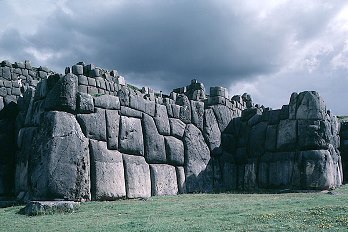 Saqsaywaman imponete santuario en el Cusco