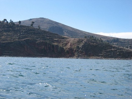 Vista de Amantani desde el Lago Titicaca