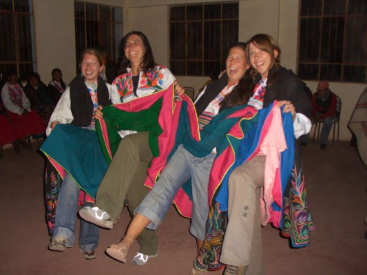 Viaje de amigas por Amantani en el Lago Titicaca