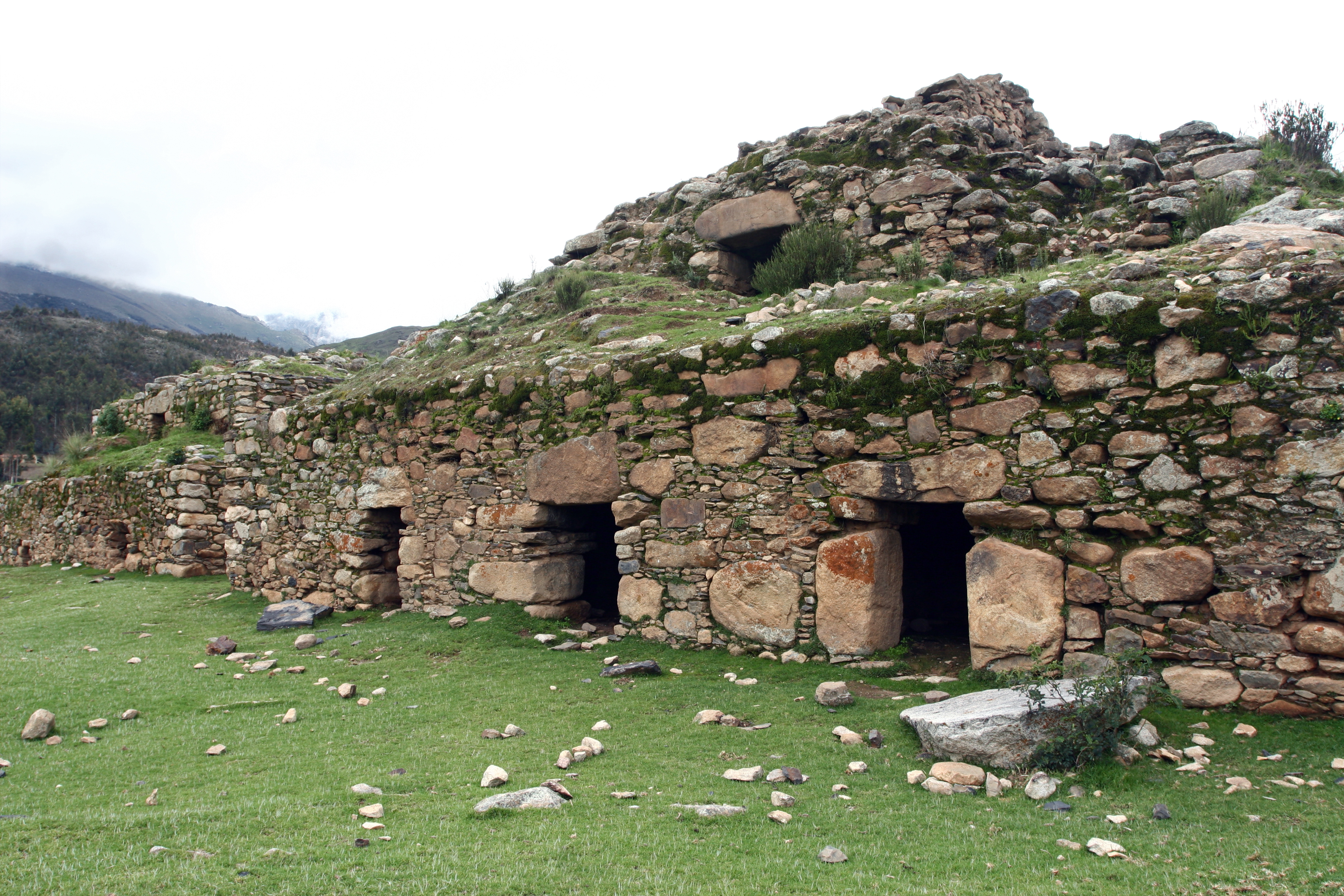 Descubren ciudadela de piedra en Ancash.