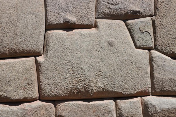 Recorre la ciudad y los muros incas
