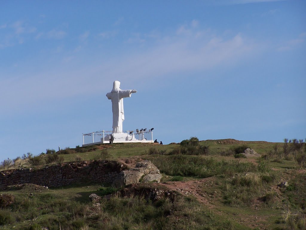 Realizan limpieza y conservación del Cristo Blanco en Sacsayhuamán