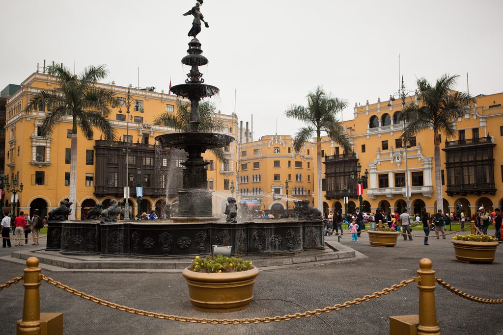 LA PLAZA DE ARMAS DE LIMA » Trazada por la espada de Pizarro