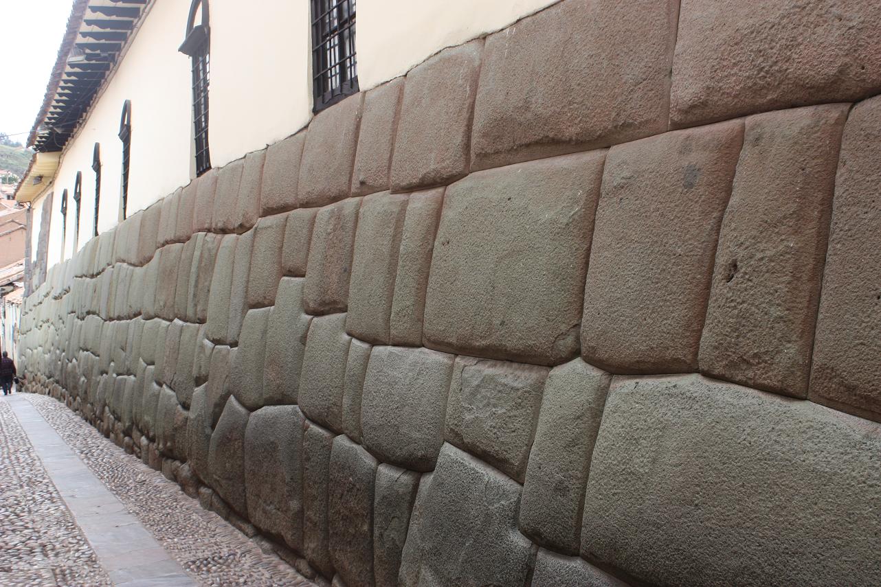 Visita Guiada por el HATUN-RUMIYOC Palacio de Inca Roca