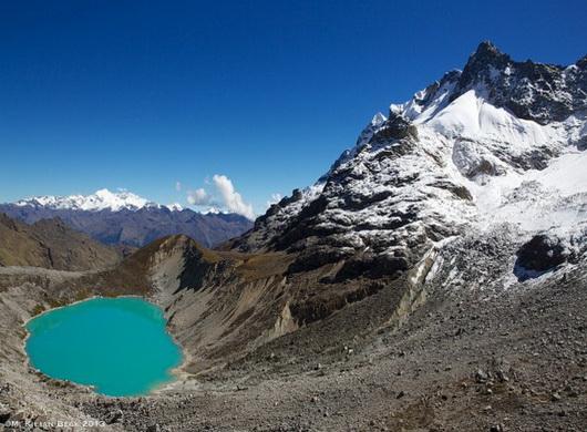 Laguna turquesa en el tour por Salkantay a Machu Picchu