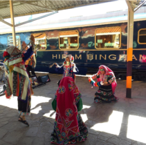 Bailes típicos en el andén del Hiram Bingham