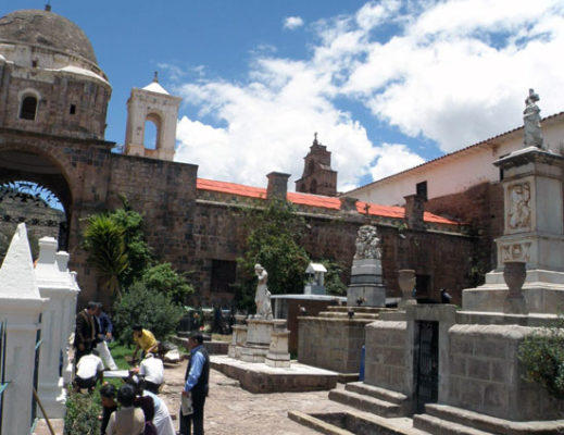 Tradicion de Visitar el Cementerio Almudena Cusco