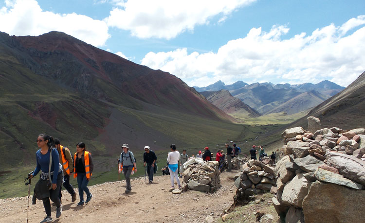 Viajeros en la Montaña Vinicunca 7 Colores Dificultad del Camino a la Montaña de 7 Colores