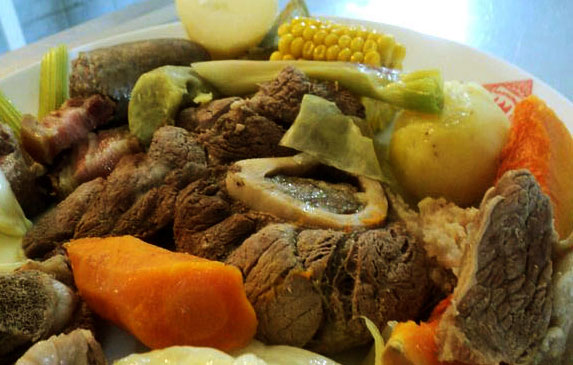 Delicioso puchero de res y cordero en Carnavales