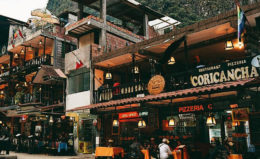 Variedad de platos en los restaurantes de Aguas Calientes