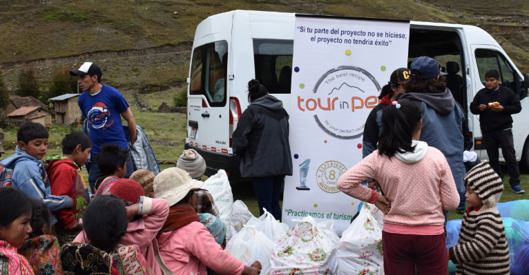 Repartición de juguetes y ropa a los niños de Chaypa por TOURinPERU