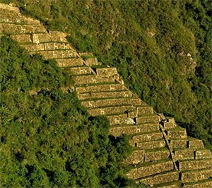 Los andenes de Choquequirao son uno de los atractivos de la caminata con TOUR IN PERU