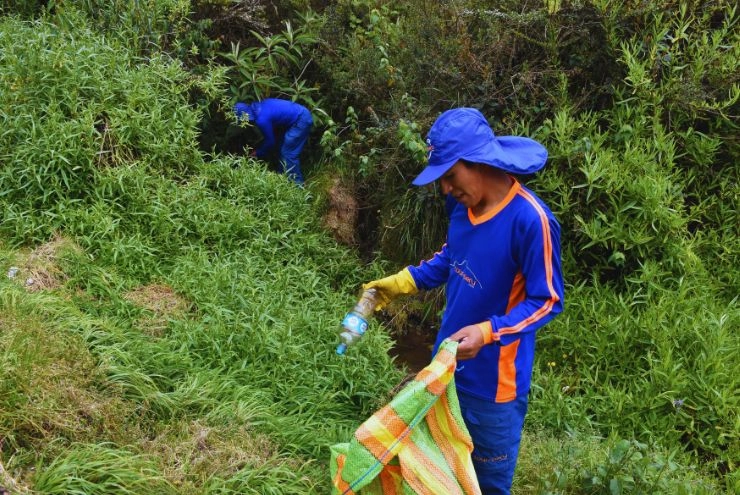 limpieza-camino-porteadores-botella Nuestros fieles y prestos porteadores en la limpieza del Camino Inca