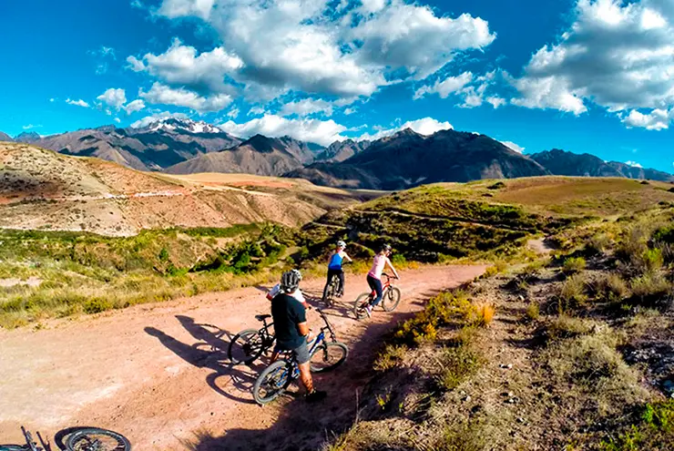 bicicleta-maras-moray-08 Grupo de turistas llegando a Machu Picchu