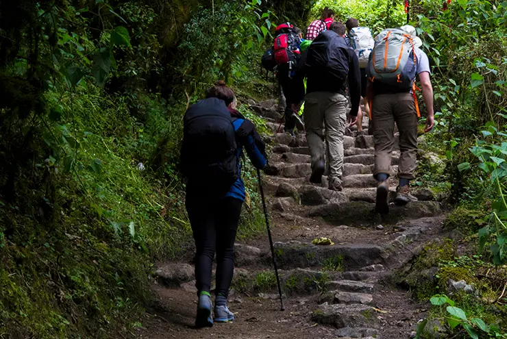 Grupo rumbo a Machu Picchu en pleno Camino Inca Grupo rumbo a Machu Picchu en pleno Camino Inca
