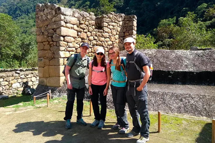 Grupo de turistas llegando a Machu Picchu