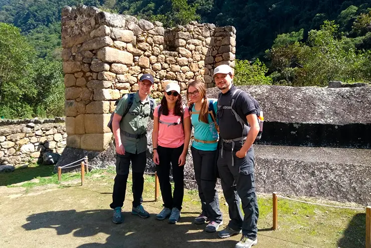 Grupo de turistas llegando a Machu Picchu Grupo de turistas llegando a Machu Picchu
