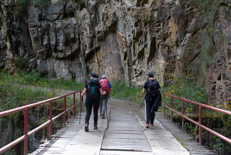 trekking salkantay 2-min turistas caminado por la ruta del salkantay en 2021