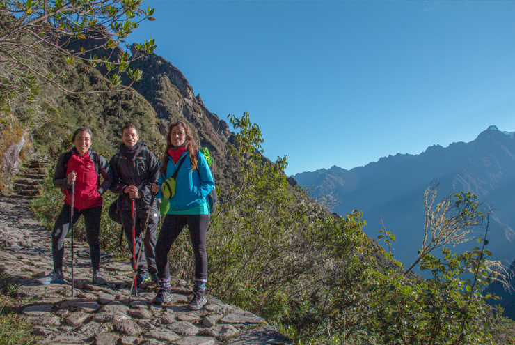 grupo de turistas argentinos en el camino inca