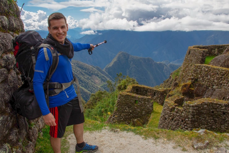 Turista en el camino inca clásico