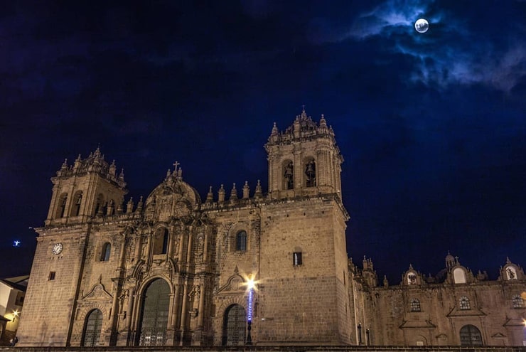 Catedral de cusco Catredal de cusco con luna llena