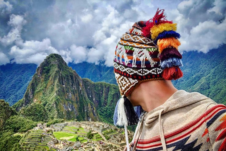 souvenirs 9-min Turista con chullo en machu pichu