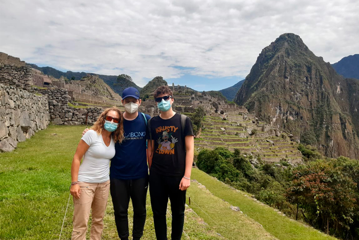 viaje covid2 familia en machu picchu con mascarillas