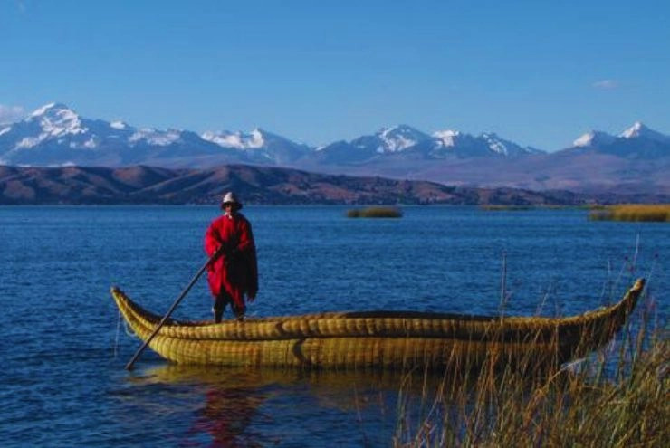 Lago Titicaca - totora Poblador del lago Titicaca en una balsa de totora