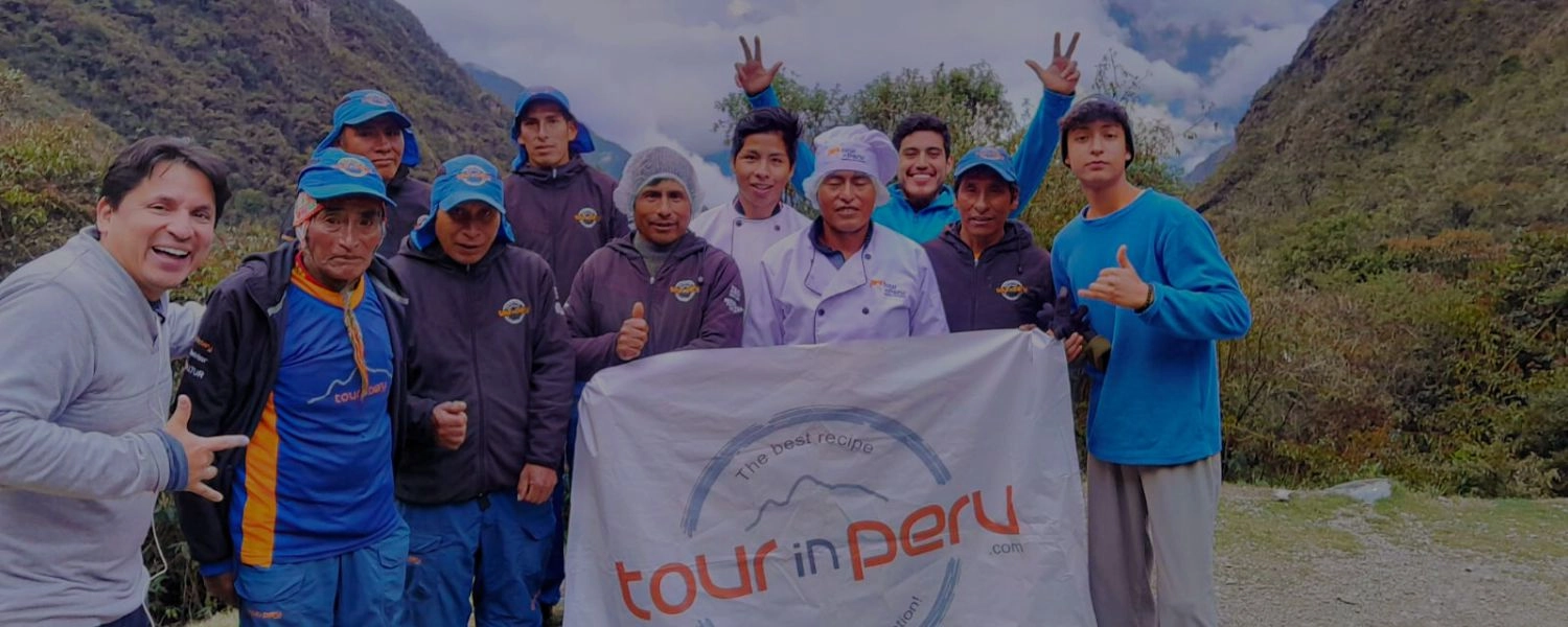 Viajeros con TOURINPERU en la ruta del Camino Inca