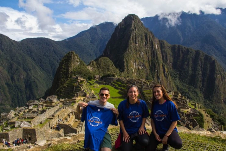Viajeros disfrutando de Machupicchu con TOUR IN PERU