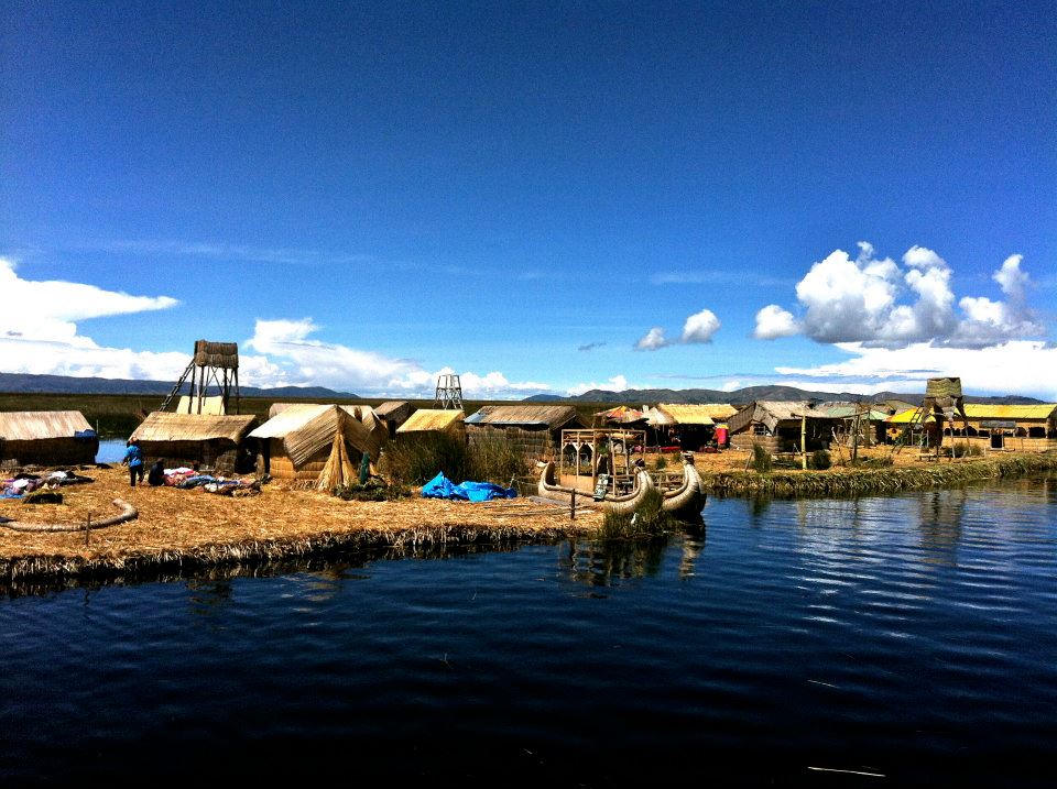 Islas de los Uros en el Lago Titicaca Viaja a Titicaca y descubre el mundo de la Totora